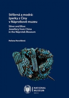 STŘÍBRNÁ A MODRÁ: ŠPERKY Z ČÍNY V NÁPRSTKOVĚ MUZEU / SILVER